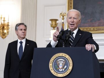 Joe Biden, w tle Antony Blinken