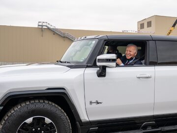 Joe Biden za kierownicą elektrycznego Hummera