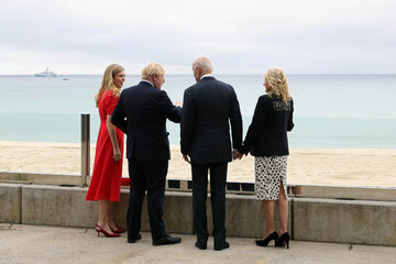 Joe i Jill Bidenowie oraz Boris Johnson z żoną
