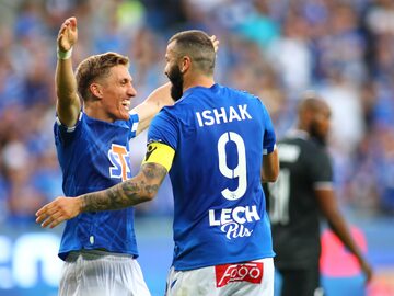 Joel Pereira i Mikael Ishak cieszą się po golu w meczu Lech Poznań - Karabach Agdam