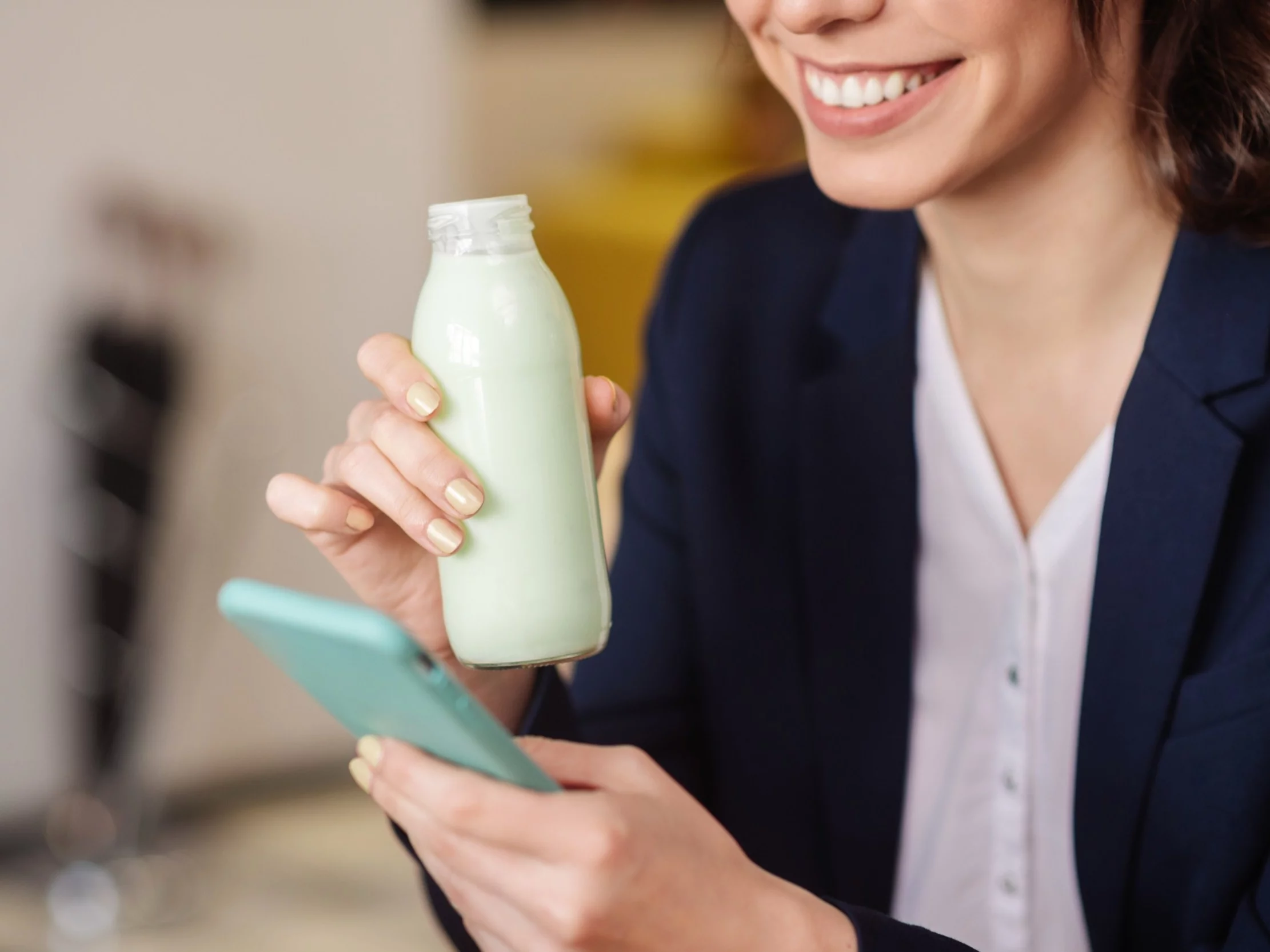 Kobieta z jogurtem w ręku