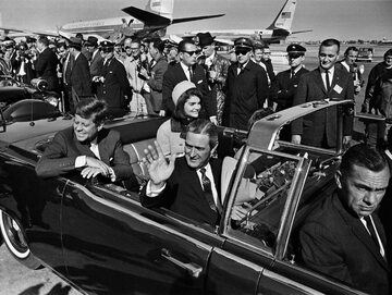John F. Kennedy i Jacqueline Kennedy w Dallas, przed zamachem w 1963 roku
