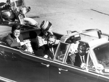 John Fitzgerald Kennedy chwilę przed zamachem
