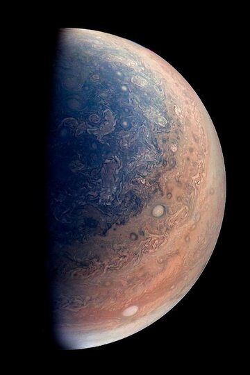 Jowisz od strony południowej. Zdjęcie wykonane przez sondę Juno