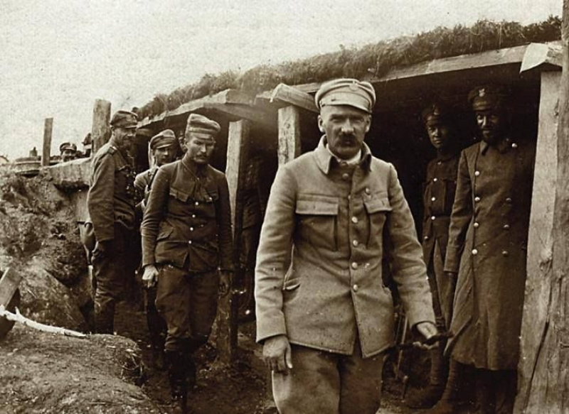 Józef Piłsudski z legionistami w okopach na Wołyniu