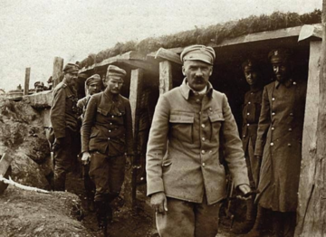Józef Piłsudski z legionistami w okopach na Wołyniu