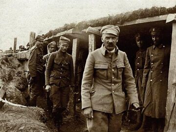 Józef Piłsudski z legionistami w okopach na Wołyniu