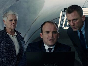 Judi Dench, Daniel Craig i Rory Kinnear w filmie „Skyfall” (2012)
