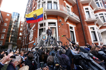 Julian Assange na balkonie ambasady Ekwadoru