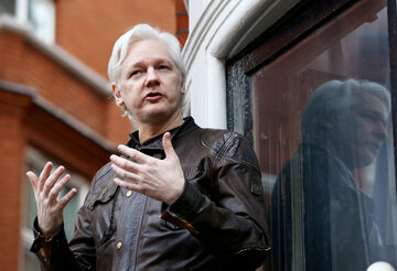Julian Assange przed ambasadą Ekwadoru w Londynie