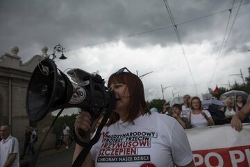 Justyna Socha, prezes stowarzyszenia „STOP NOP”, w czasie manifestacji antyszczepionkowców
