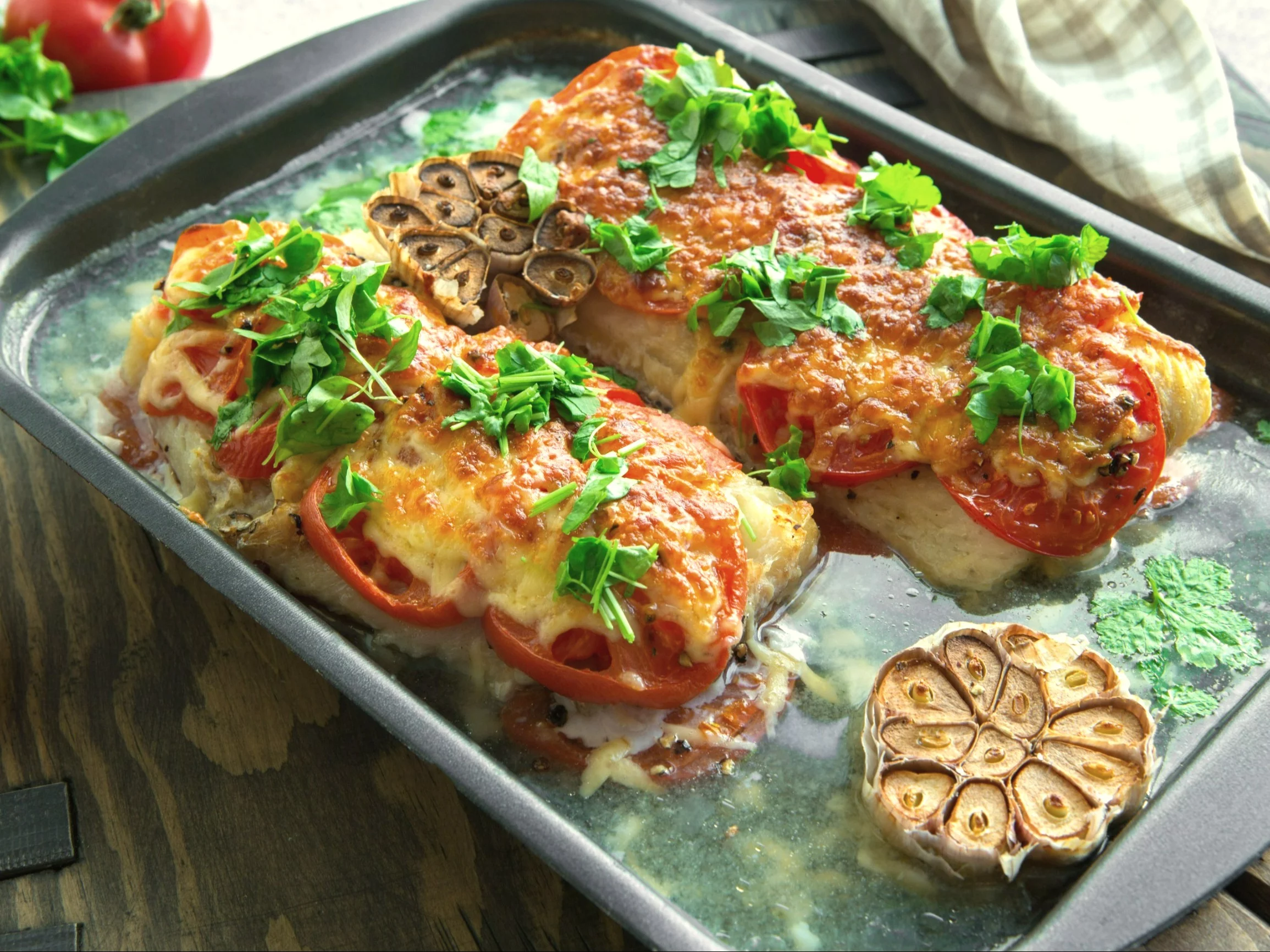 Pieczony dorsz z pomidorami i serem