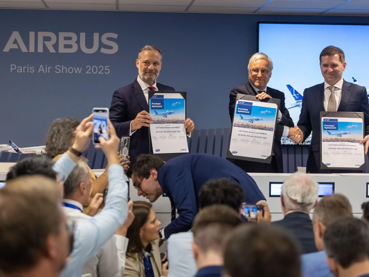 Od lewej: Wiceprezes Airbusa ds. sprzedaży samolotów komercyjnych 
Benoit de Saint-Exupery, dyrektor generalny Airbusa 
ds. samolotów komercyjnych Christian Scherer i 
dyrektor generalny Polskich Linii Lotniczych LOT Michał Fijoł