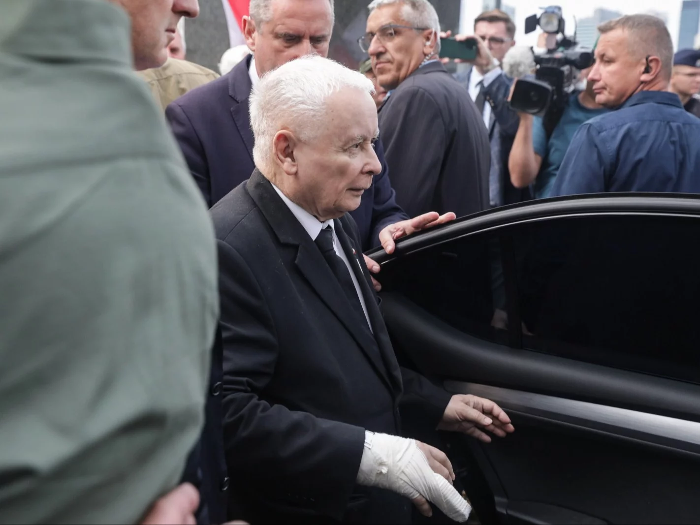 Jarosław Kaczyński z opatrunkiem na dłoni