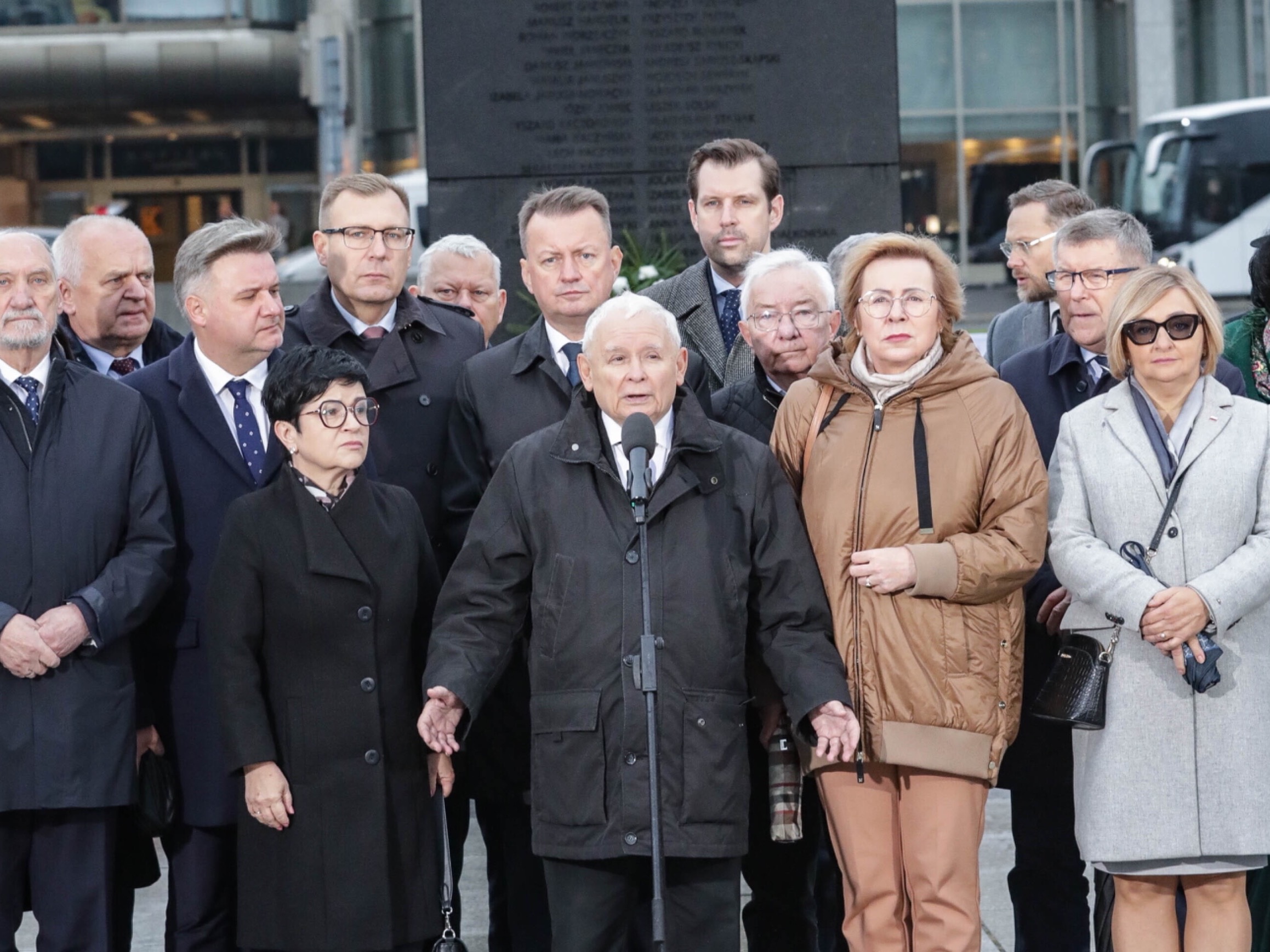 Kaczyński grzmi na miesięcznicy. „Są po prostu chorzy”