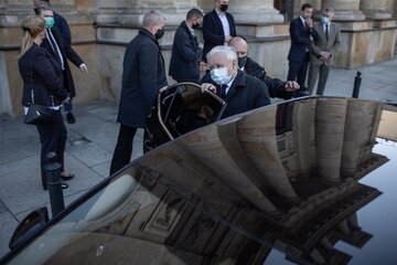 Kaczyński podczas miesięcznicy smoleńskiej w trakcie pandemii koronawirusa