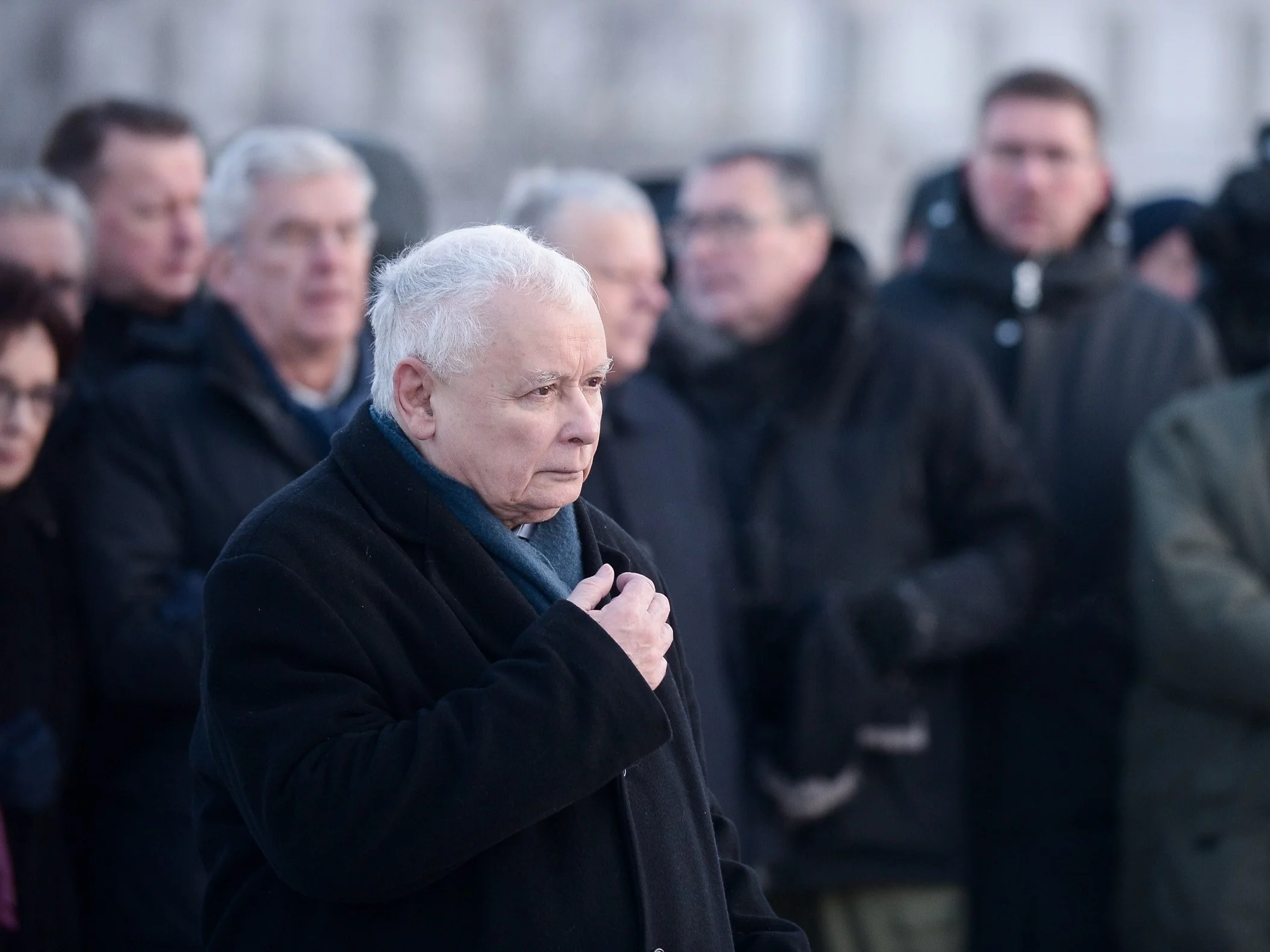 Prezes Prawa i Sprawiedliwości Jarosław Kaczyński składa kwiaty pod pomnikiem Ofiar Tragedii Smoleńskiej