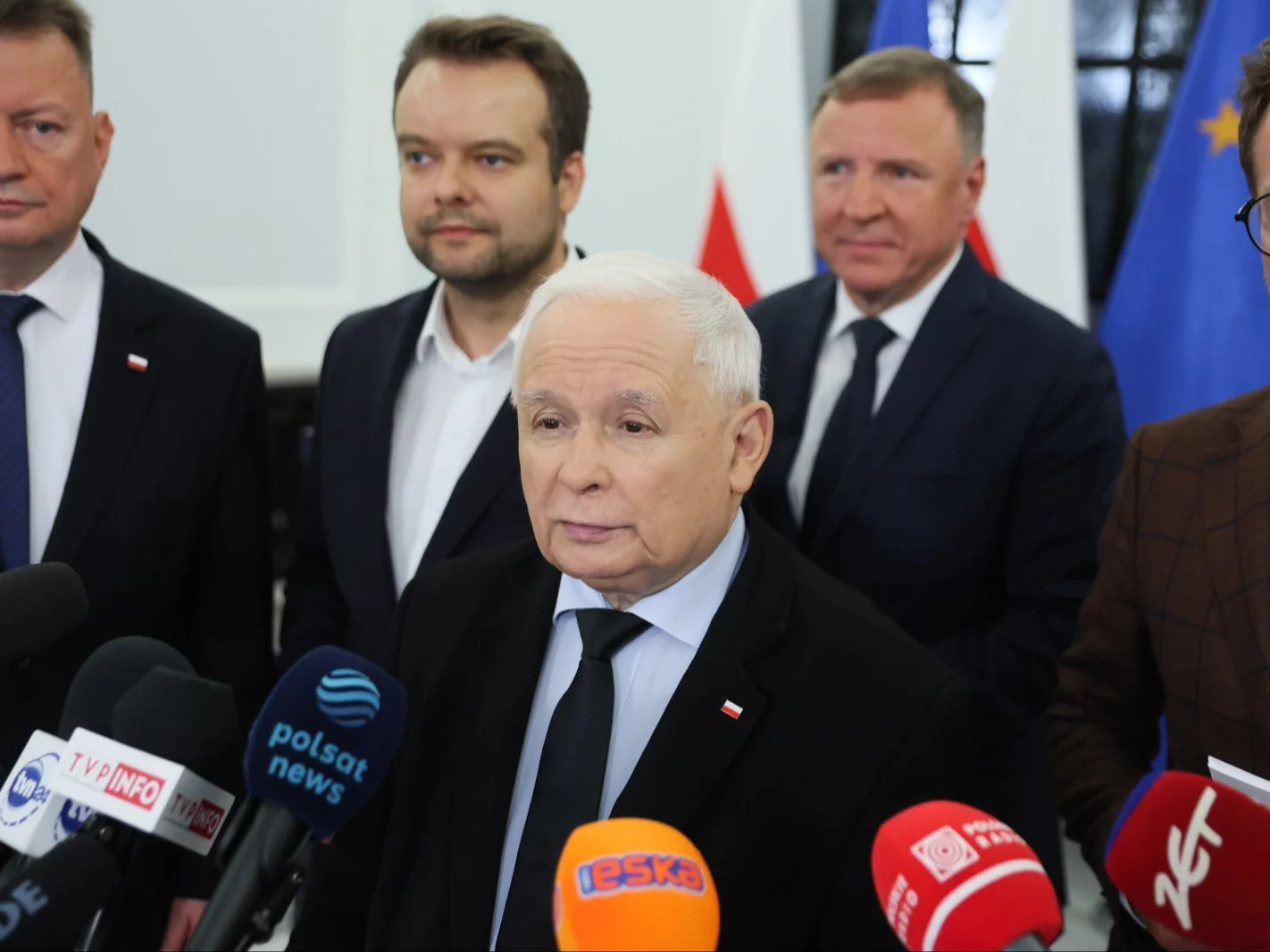 Jarosław Kaczyński w otoczeniu polityków PiS