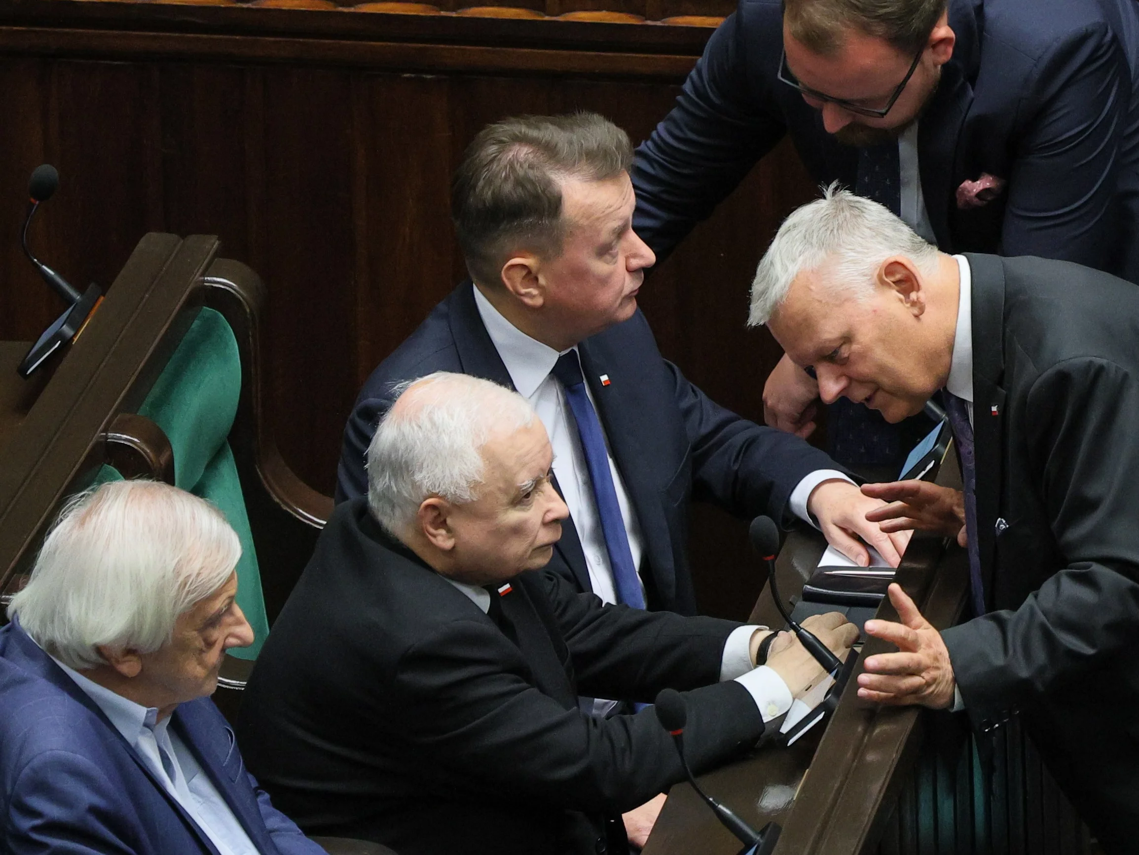 Jarosław Kaczyński (w środku)