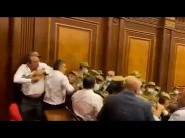 Kadr z bójki w armeńskim parlamencie