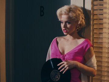 Kadr z filmu „Blondynka” (ang. „Blonde”)