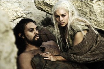Kadr z "Gry o tron" - Jason Momoa i Emilia Clarke