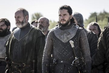 Kadr z "Gry o tron". Kit Harrington jako Jon Snow z prawej