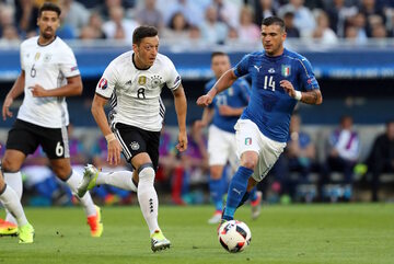 Kadr z meczu Niemcy - Włochy