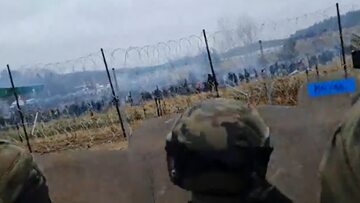 Kadr z nagrania MON. Migranci rzucają kamieniami w stronę polskich funkcjonariuszy