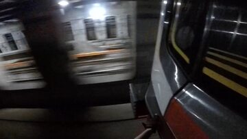 Kadr z nagrania trainsurfera w warszawskim metrze