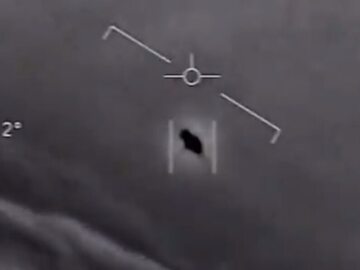 Kadr z nagrania UFO opublikowanego przez Pentagon w raporcie z 2021 roku