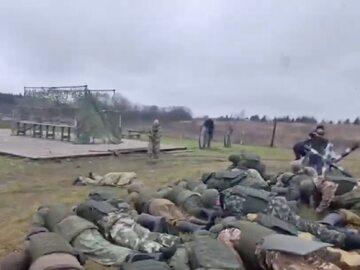 Kadr ze szkolenia rosyjskich „księży-żołnierzy”