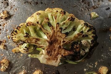 Kalafior doskonale nadaje się na „steki” w nieco zdrowszej, roślinnej wersji
