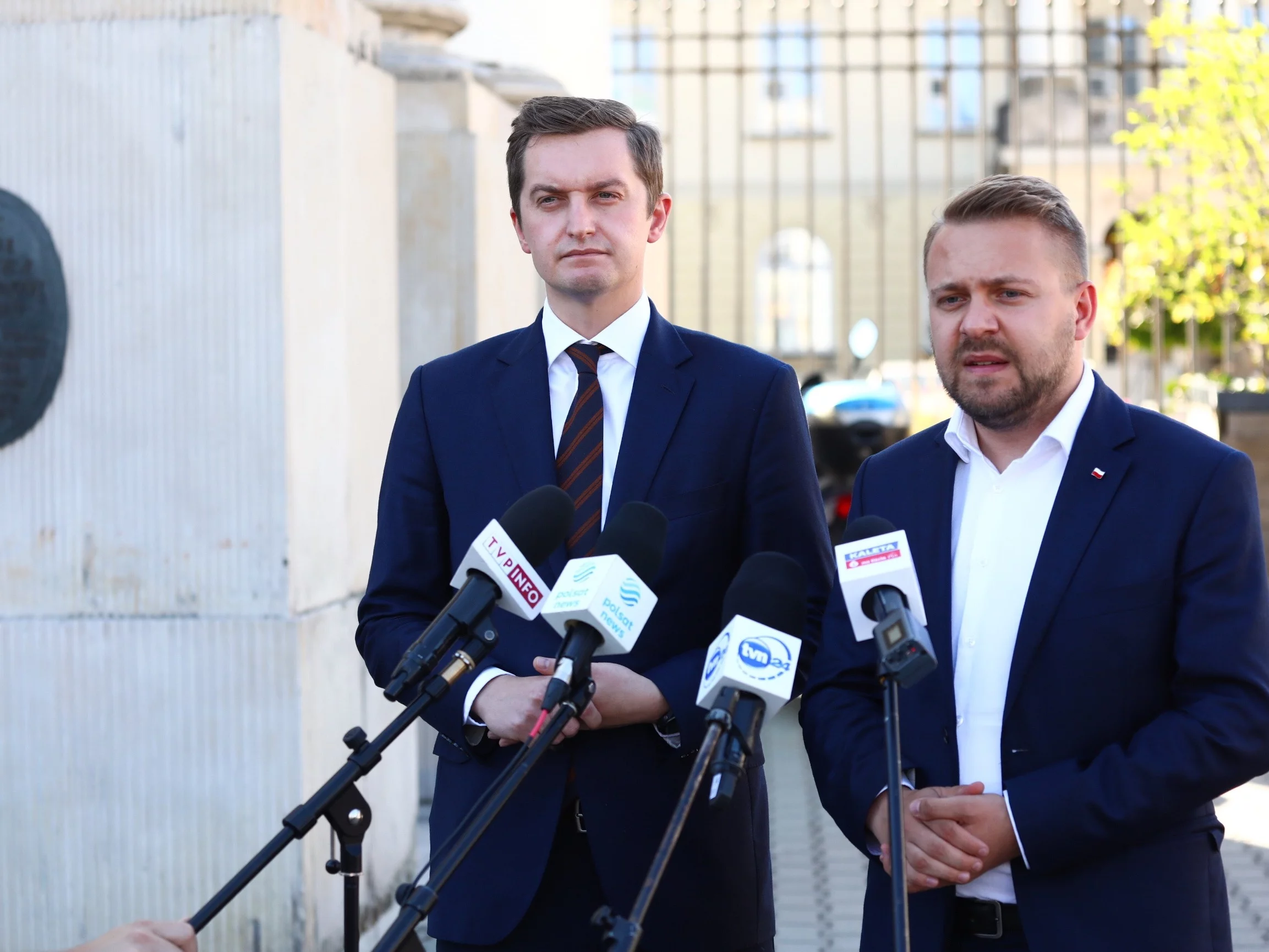 Wiceminister klimatu i środowiska Jacek Ozdoba (P) i wiceminister sprawiedliwości Sebastian Kaleta (L) podczas konferencji prasowej na placu Bankowym w Warszawie