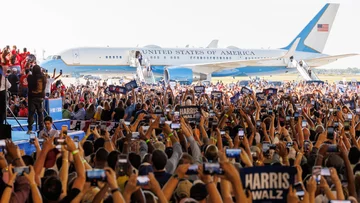 Kamala Harris i Tim Walz wysiadają z Air Force Two na wiecu na lotnisku Detroit w stanie Michigan