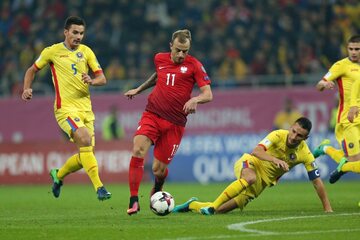 Kamil Grosicki mija rumuńskich obrońców