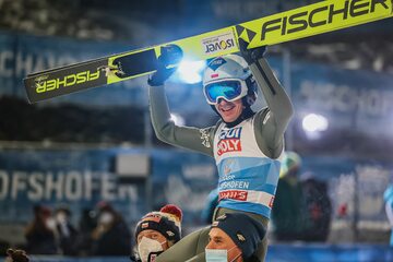 Kamil Stoch niesiony przez Dawida Kubackiego i Piotra Żyłę