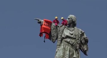 Kamizelka Open Arms na pomniku Krzysztofa Kolumba w Barcelonie