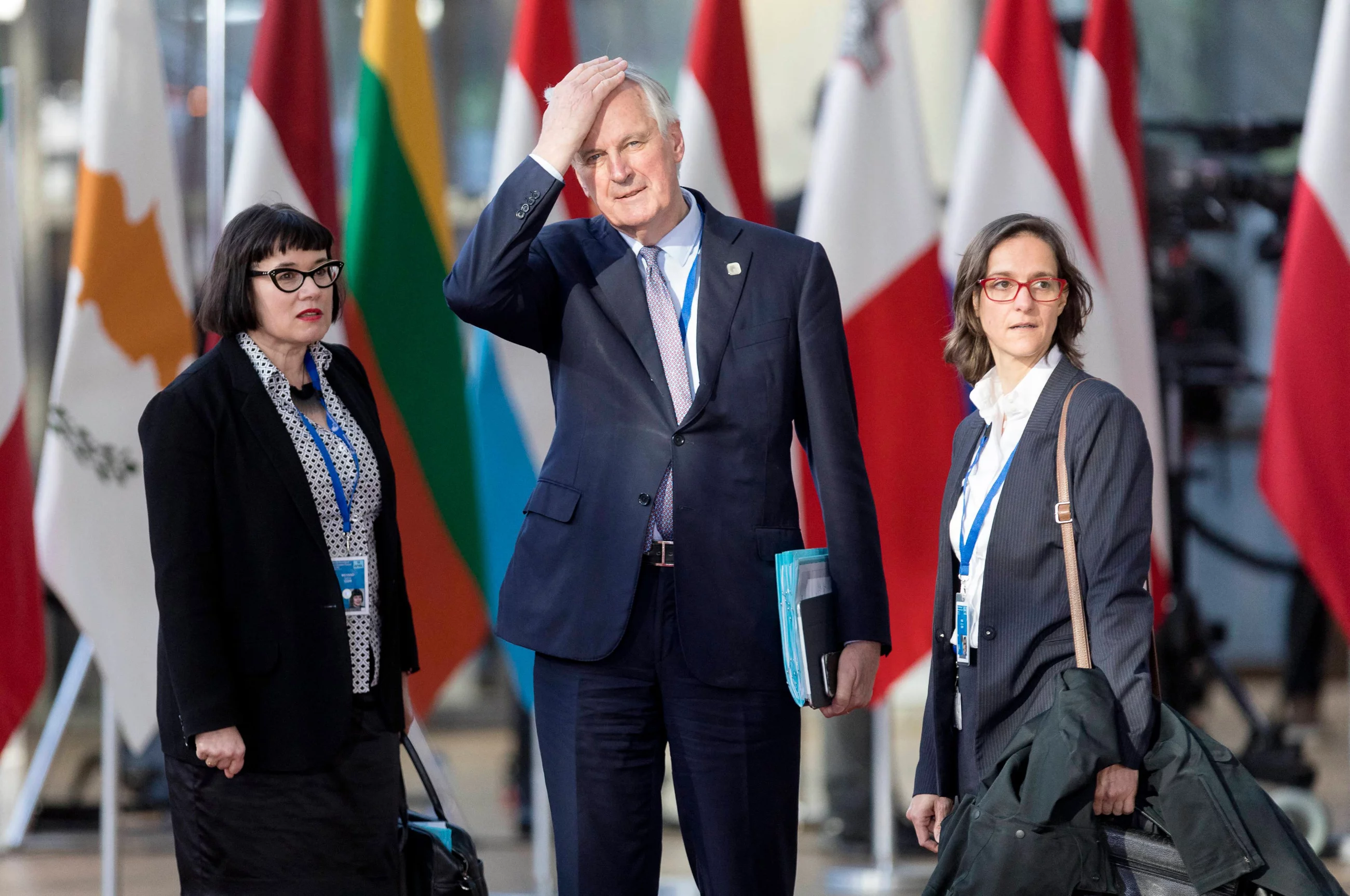 Michel Barnier, negocjator z ramienia UE w sprawie Brexitu (w środku), w towarzystwie Sabine Weyand (z lewej) i Stephanie Riso