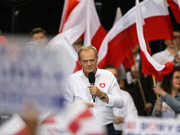 Kampania wyborcza do parlamentu 2023. Przewodniczący Platformy Obywatelskiej Donald Tusk przemawia podczas wiecu wyborczego w siedzibie MCK w Katowicach