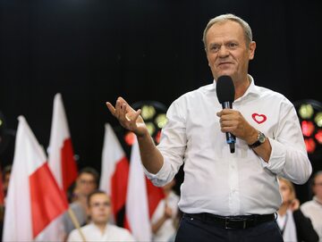 Kampania wyborcza do parlamentu 2023. Przewodniczący Platformy Obywatelskiej Donald Tusk przemawia podczas wiecu wyborczego w siedzibie MCK w Katowicach