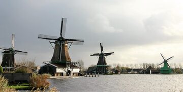 Kanał irygacyjny i tradycyjne holenderskie wiatraki (zdj. ilustracyjne)