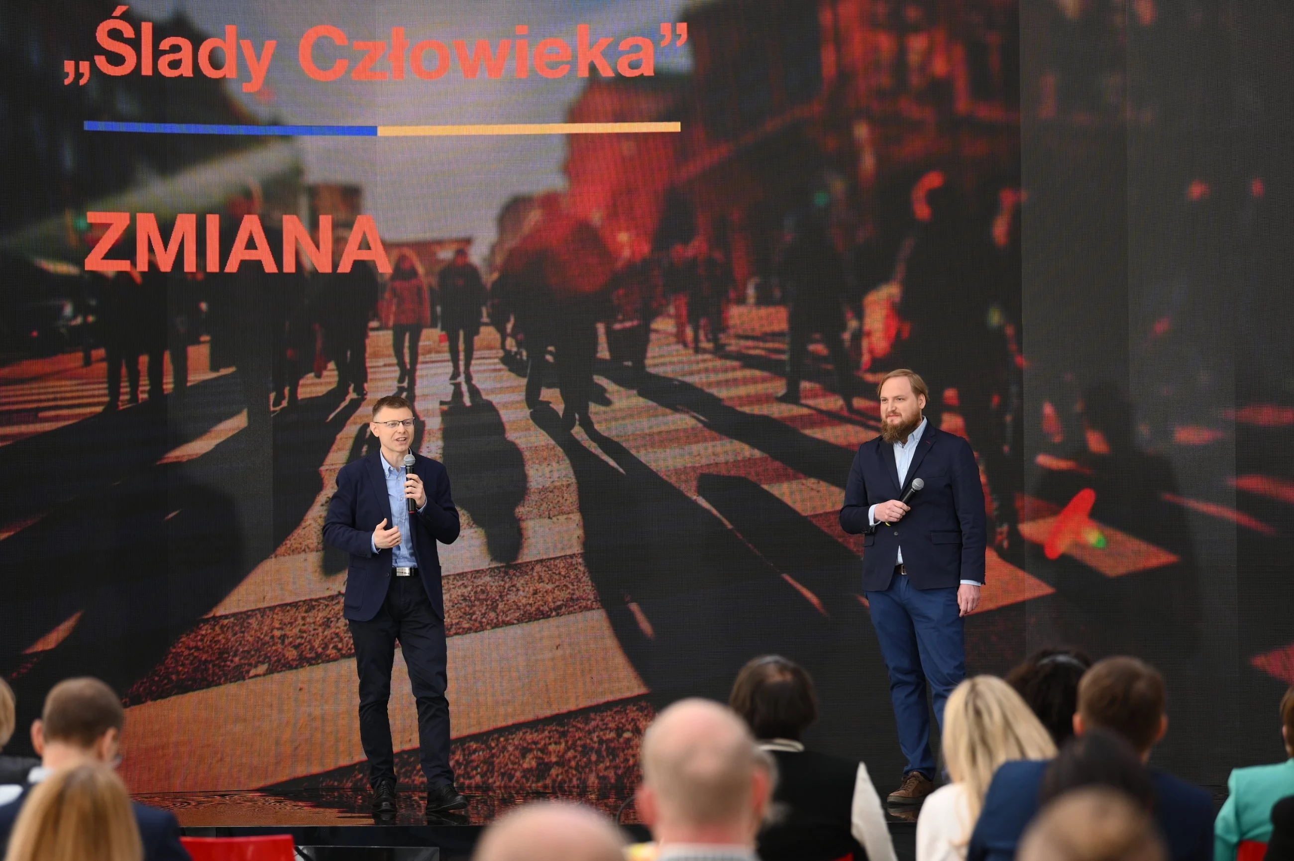 Rozmowy o pomaganiu podczas wydarzenia Miasteczko Myśli „Ślady Człowieka"