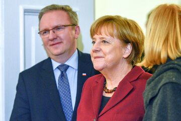 Kanclerz Niemiec Angela Merkel, z tyłu sekretarz stanu w Kancelarii Prezydenta Krzysztof Szczerski