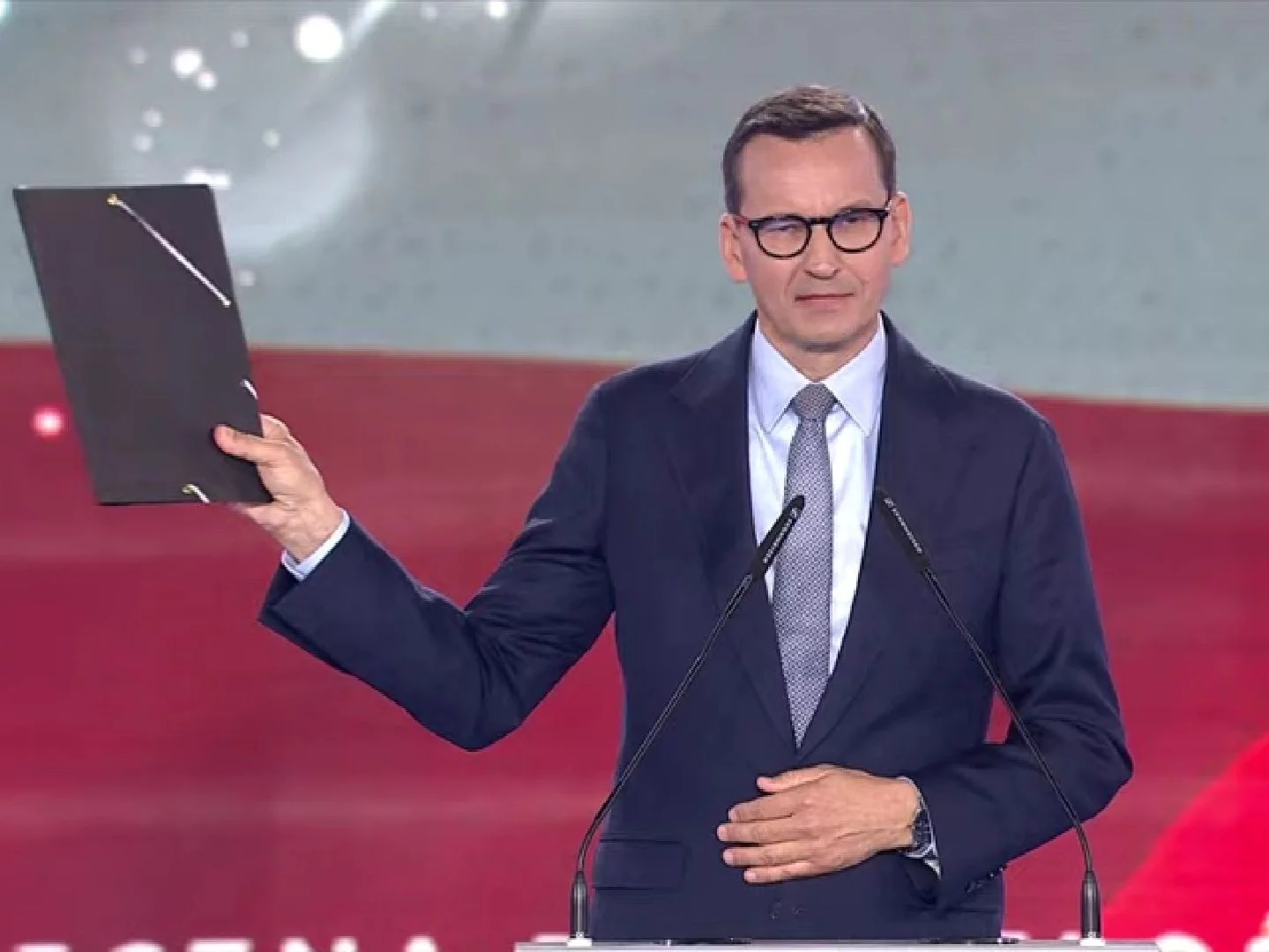 Mateusz Morawiecki z teczką