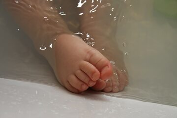 Kąpiel dziecka, zdjęcie ilustracyjne