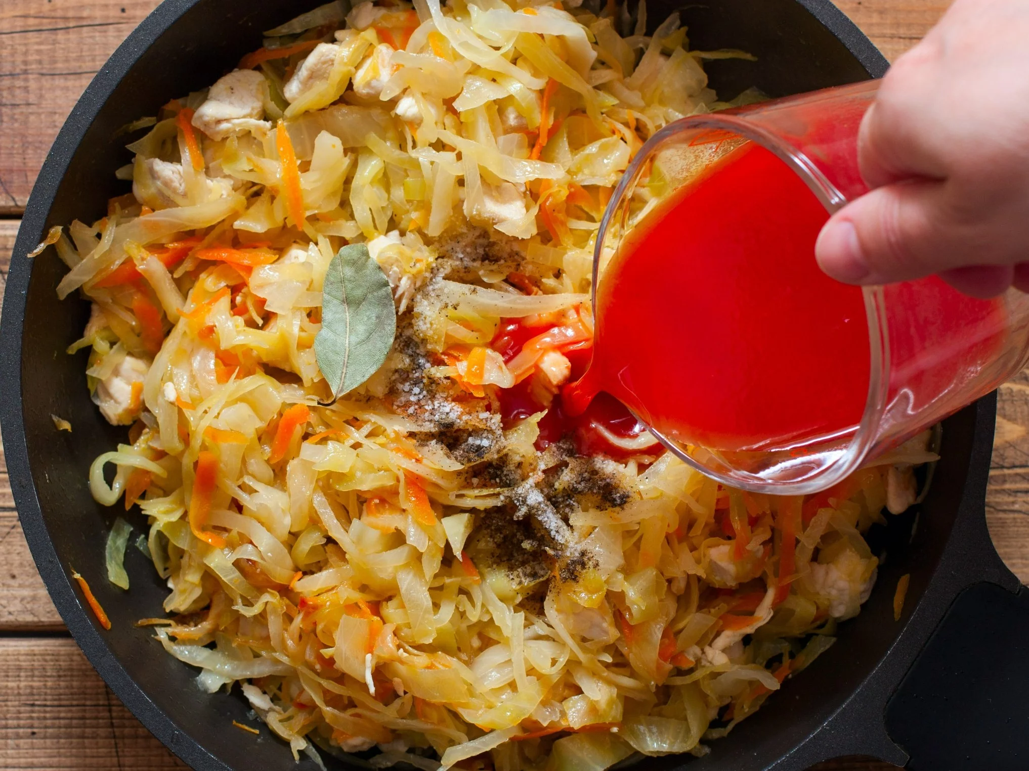 Kapusta kiszona i sok pomidorowy