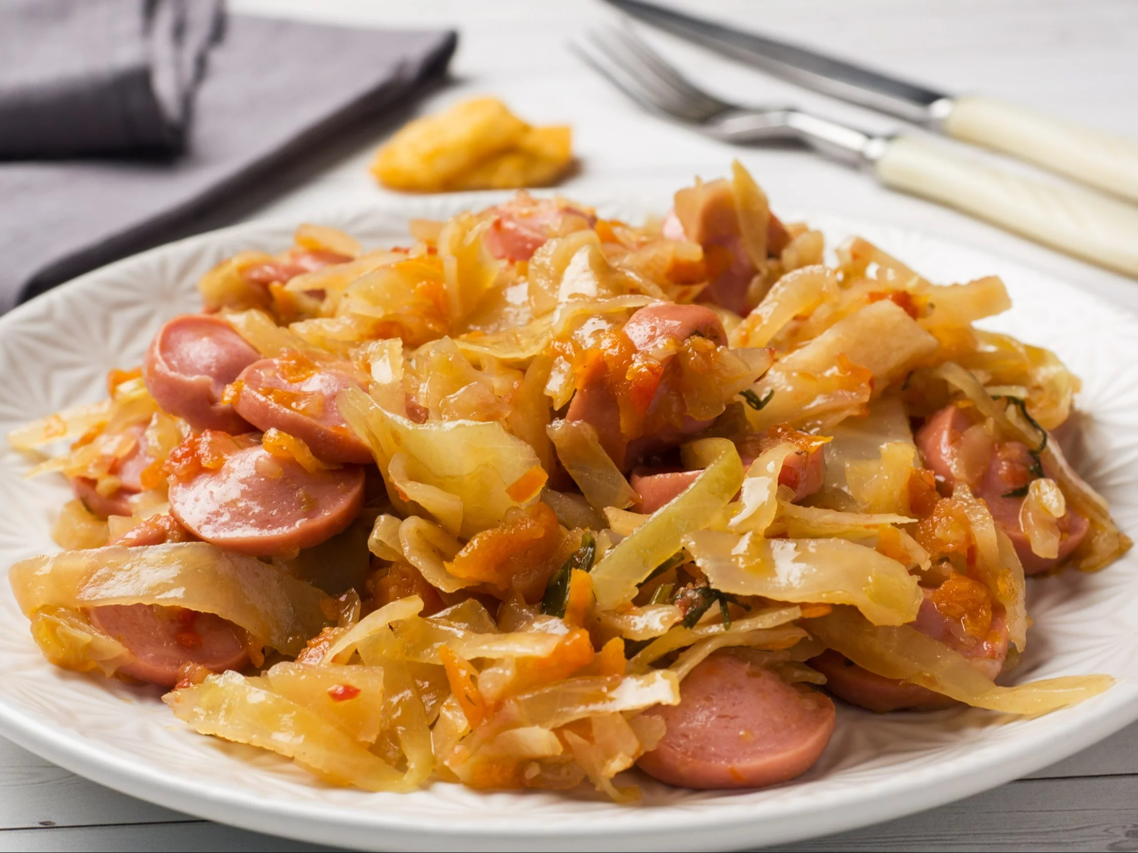 Kapusta z parówkami z jednej patelni