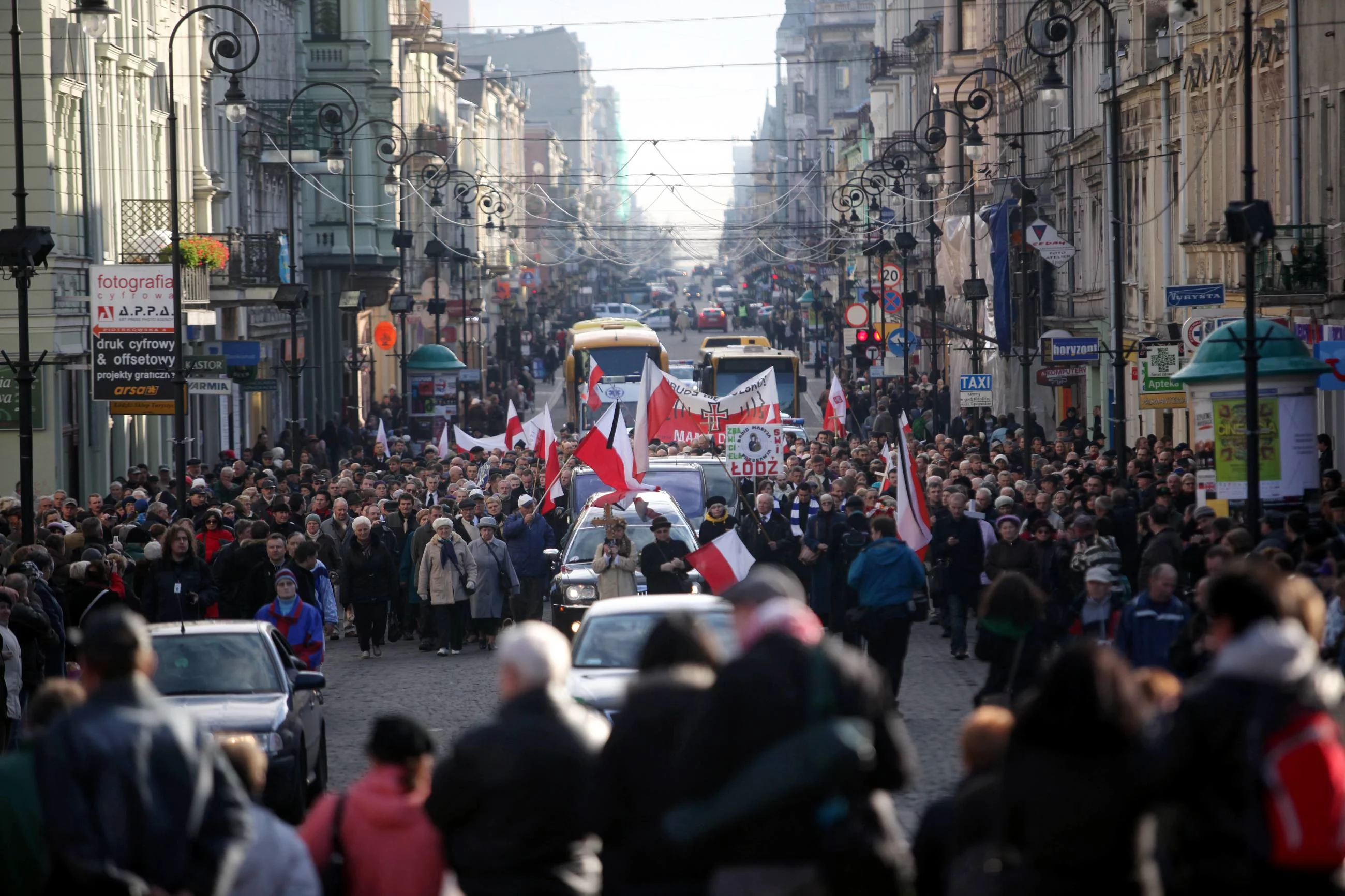 Pogrzeb Marka Rosiaka z PiS. Ulica Piotrkowska w Łodzi