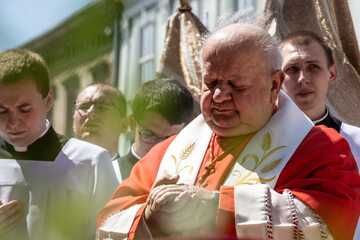 Kardynał Stanisław Dziwisz na procesji z okazji Bożego Ciała